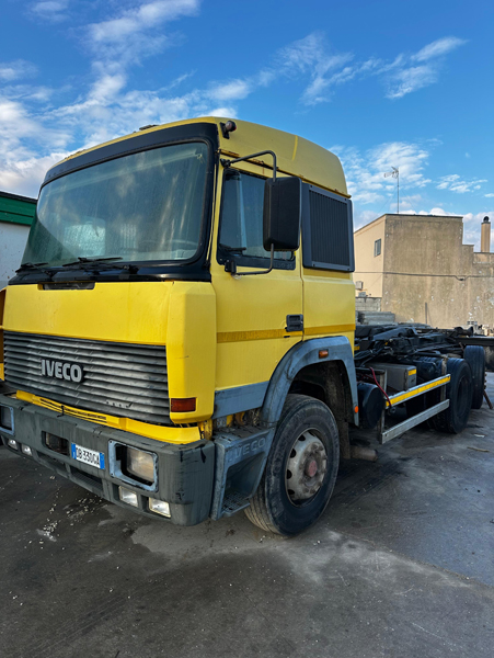 camion giallo